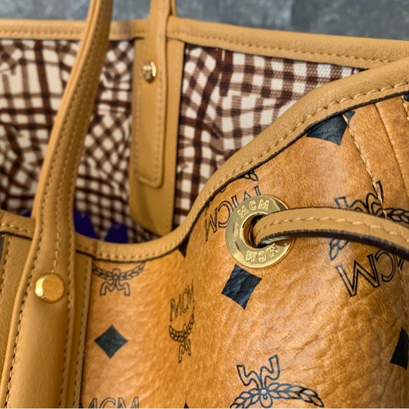 💕😍❤️MAKE AN OFFER! MCM MEDIUM LIZ😍❤️💕 - Picture 2 of 8